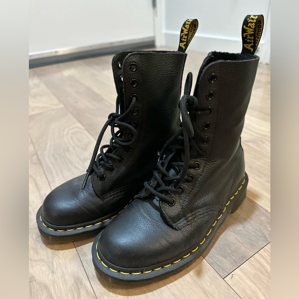 Dr. Martens 1490 Black Leather Virginia Mid calf boots - women’s size 6
